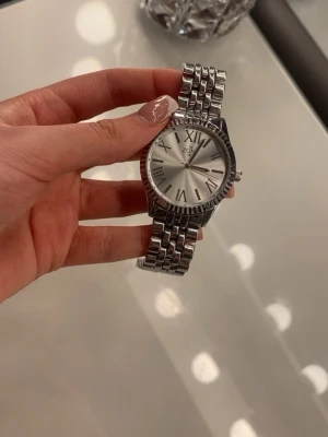 O’zone klocka silver - Fick i present men säljer då jag gillar guld 🤍 Nytt skick men använd