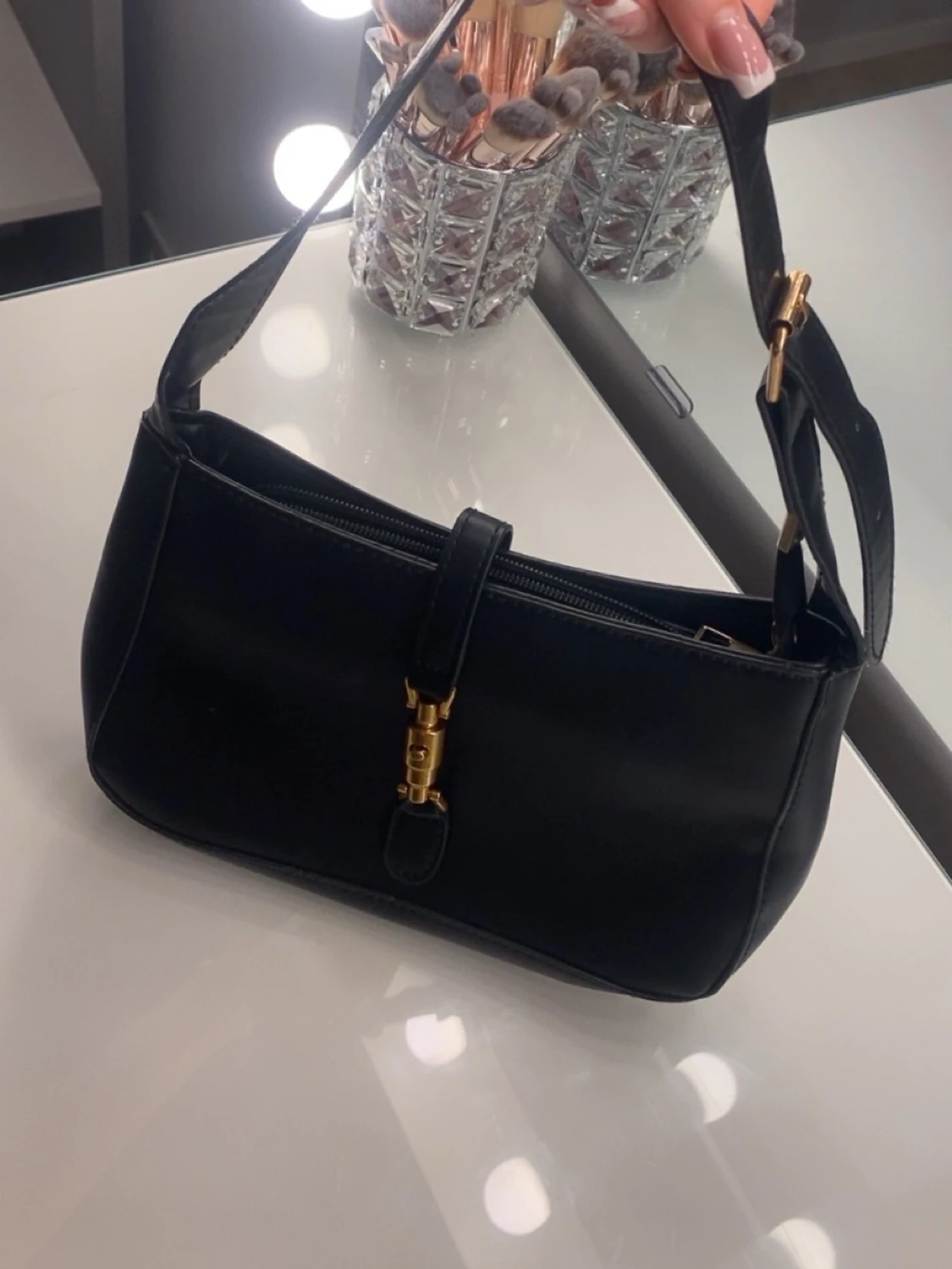 Svart axelväska med gulddetalj - 1