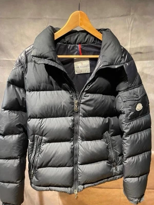 Moncler chevalier jacka - Säljer nu en skit skön och varm moncler jacka i toppen skick. Självklart äkta. Storlek 3 som motsvarar M.