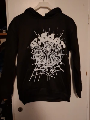 Sp5der hoodie - En fin sp5der hoodie, i storlek Medium Small. 