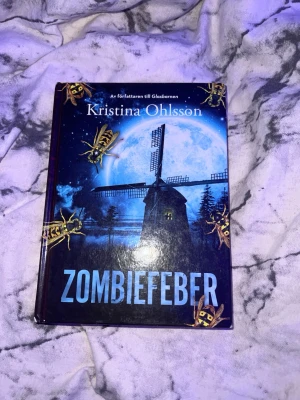 Zombiefeber - En mystisk främling dyker upp i Eldsala och getingarna är överallt. Samtidigt börjar folk bli sjuka och Herbert och Sally måste hitta ett gömställe. Spännande och läskig bok med cliffhangers, perfekt för dig som gillar mysterier och skräck!