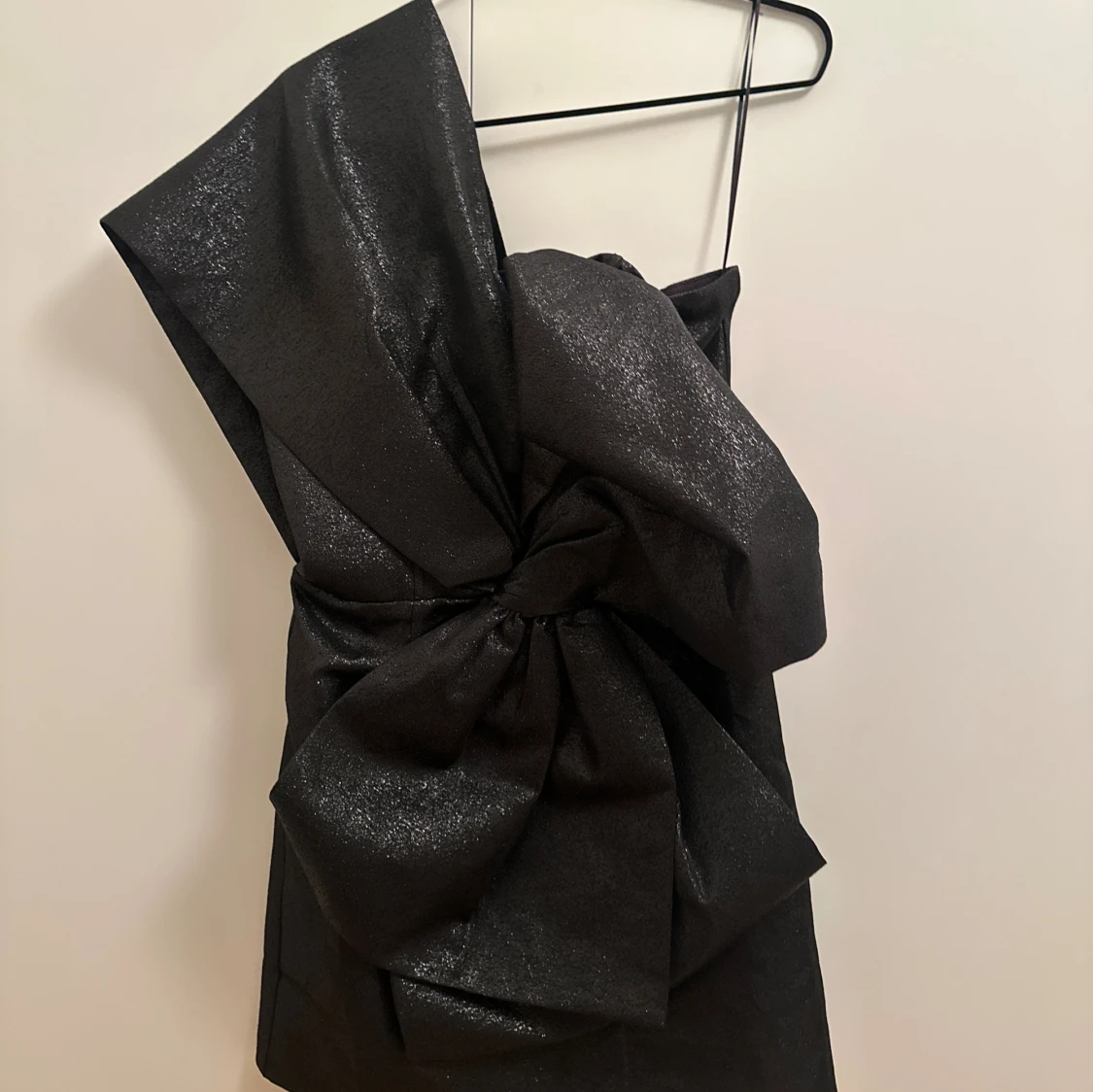 Svart glittrig oneshoulder klänning rosett - 3