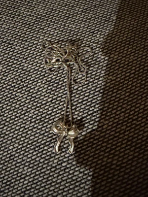  Rosett halsband  -  Ett silvrigt rosett halsband. Från Pilgrim.