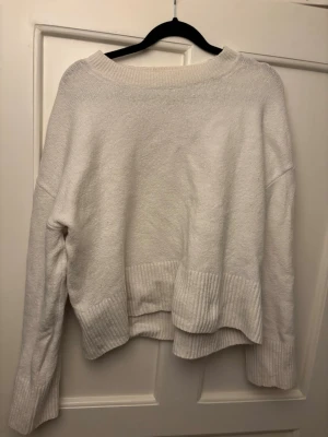 Vit stickad tröja från & Other Stories - Storlek M men passar S
