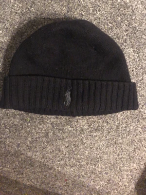 Säljer polo mössa äkta  - Den är i bra skick Nice för vintern 