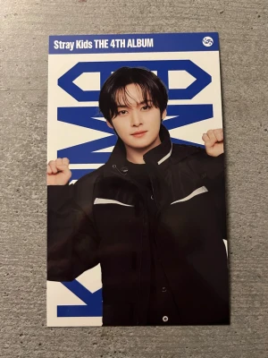 Stray Kids karma Lee know poster  - Helt ny officiell stray kids mini poster Lee know! Säljer för jag andvänder inte honom och bara köper album för att skapa och dekorera. Inte häller mina biases. Sätter prisen på 70kr eftersom det är en annan kvalitet på affischen! Älskar hur dom är gjorde och skulle passa dig som är Lee know biased! 