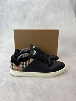 Burberry checked sneakers  - – Condition: 9/10  – What is included: Box  – Retail price: Over 650 euro