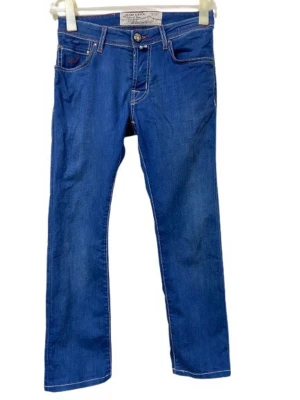 Jacob Cohen Jeans! 🇮🇹 size 29 (622/Nick) - Snygga blå jeans från Jacob Cohen med kontrastsömmar och klassisk femficksdesign. Byxorna har en knappgylf med märkets logga på knapparna och ett brunt patch med J på bakfickan. Materialet är mjukt jeans och passformen är rak med normal midja.