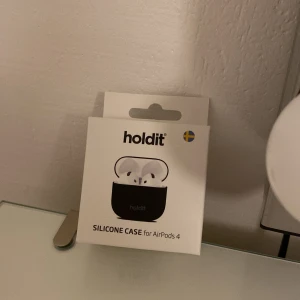 Holdit airpodsskal - Helt nytt airpodsskal från holdit, säljer då jag köpte till fel modell! Orginalpris är 150 kr, jag säljer de för 79!!❣️färgen är svart och de passar airpods 4!