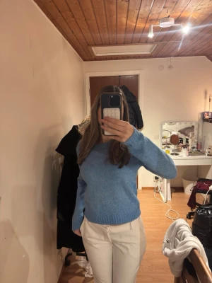 Blå stickad tröja - Snygg blå stickad tröja. I super bra skick, som ny!💕