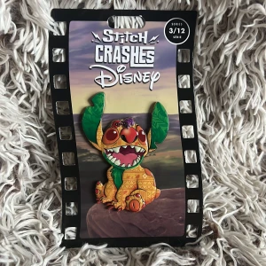 Stitch Crashes Disney Jumbo Pin 3 - The Lion King - Switch Crashes Disney nummer 3 av 12 - Lejonkungen. I mönstret på Stitch kropp kan man se både löven i skogen men även Timon och pumba i scenen när de träffar Simba och sjunger Hakuna Matata. Stitch har även två kryp på huvudet. I original förpackning  Priset är högre då det är ett samlarobjekt.