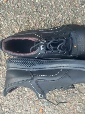 Svarta Timberland sneakers med snörning - Säljer ett par svarta Timberland sneakers med snygga vita kontrastsömmar och rund tå. Skorna har platt sula med mönstrad undersida och är tillverkade i skinn med textilfoder. Klassisk snörning framtill och diskret Timberland-logga på sidan.