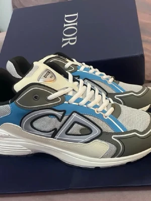 Dior B30 sneakers med blå detaljer - dior b30 storlek 42 helt nya aldrig använda kommer med box o allt tar byten bror på vad och pris kan alltid diskuteras 