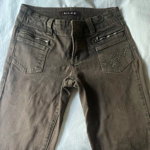 Bruna Jeans - Ett par bruna raka jeans med lite glitter detaljer, köpta här på plick🤎  Jag är 167 cm Köparen står för frakt 