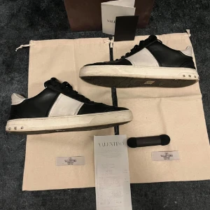 Valentino flycrews - Säljer nu mina flycrews i storlek 41 men passar 42 också, allt og ingår så som extra snören, dustbag, box och kvitto. Vid någon fundering är det bara att skicka ett pm.