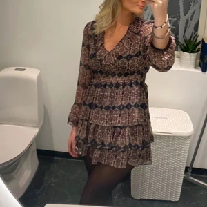 Zara klänning  - Första bilden är lånad!!!!! Säljer denna Zara klänning som endast är använd 1 gång!! 🩷🩷
