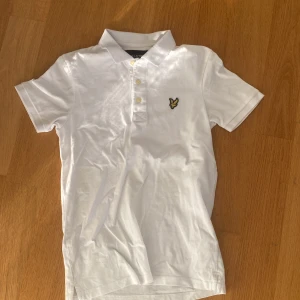 Pike ock T-shirt  - Vit piké oanvänd. Vit T-shirt med svart ficka och marinblå T-shirt. Allt i mycket gott skick. Storlek XS på alla. Märke Lyle & Scott 