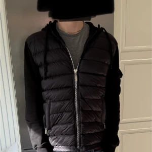 Moncler cardigan svart - Svart moncler cardigan i storlek S. Hyfsat bra kvalité. Hör av dig vid fler frågor!😊