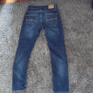 Blå jeans från Nudie Jeans - Blå nudie jeans, grim trim, skick 9/10, storlek w30/L32