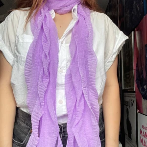Lila sjal - Fin lila sjal i stretchigt material. Rätt lång också.  Jag kan mötas upp i Uddevalla centrum, annars fraktar jag gärna. Köparen står för frakten. (Står ej för postens slarv) katt finns i hemmet. 