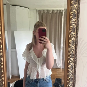 Vit volangblus med v-ringning - Söt vit blus med volanger och v-ringning. Säljer då den inte kommer till användning, i fint skick. Hör av dig vid frågor, pris går att diskutera🫶