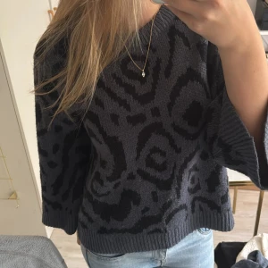 Jättefin leopard trekvartsarmtröja - Jättefin tröja från saint tropez. Säljer på grund av att jag har så mycket andra kläder. Fint skicka i princip som ny.