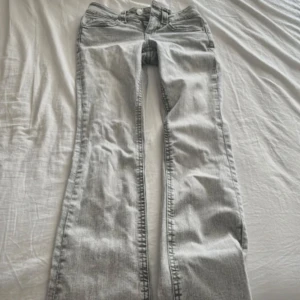 low wist jeans  - Snygga low wist jeans från gina trickot, i färgen grå. De är tyvärr för små för mig så kan tyvärr inte visa dom på, om ni har frågor är de bara och skriva🥰kan sänka priset om ni vill köpa 