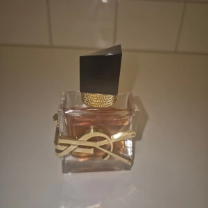 Yves saint laurent intense - En flaska Yves Saint Laurent Libre intense Eau de Parfum. Storlek: 30ml. Mer än halva flaskan kvar.