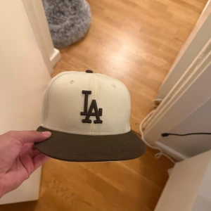 Baseball kepsar 59 - Säljer en för 250 och för båda 400, använd dem 5-6 månader slutat använda dem, dem är väldigt bra skick ingen smuts elle trasigt, storleken på dem är 57.7cm