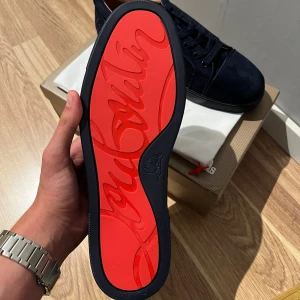 Christian Louboutin marinblå mockasneakers - Helt nya loubs i helt nytt skick i storlek 43. Det klassiska röda Christian Louboutin kortet och dustbag ingår.     Om du har några frågor som m skorna så är det bara att skicka DM. Kan diskutera  pris vid snabb affär!
