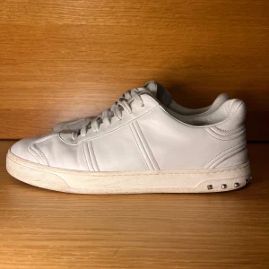 Valentino flycrews  - Säljer flycrews från valentino i vit färg. Skorna är i använt men bra skick. Ifall man letar kan man hitta defekter. En ni där bak fattas men inget man tänker på. Skriv för frågor eller bilder. 🎞️🎞️