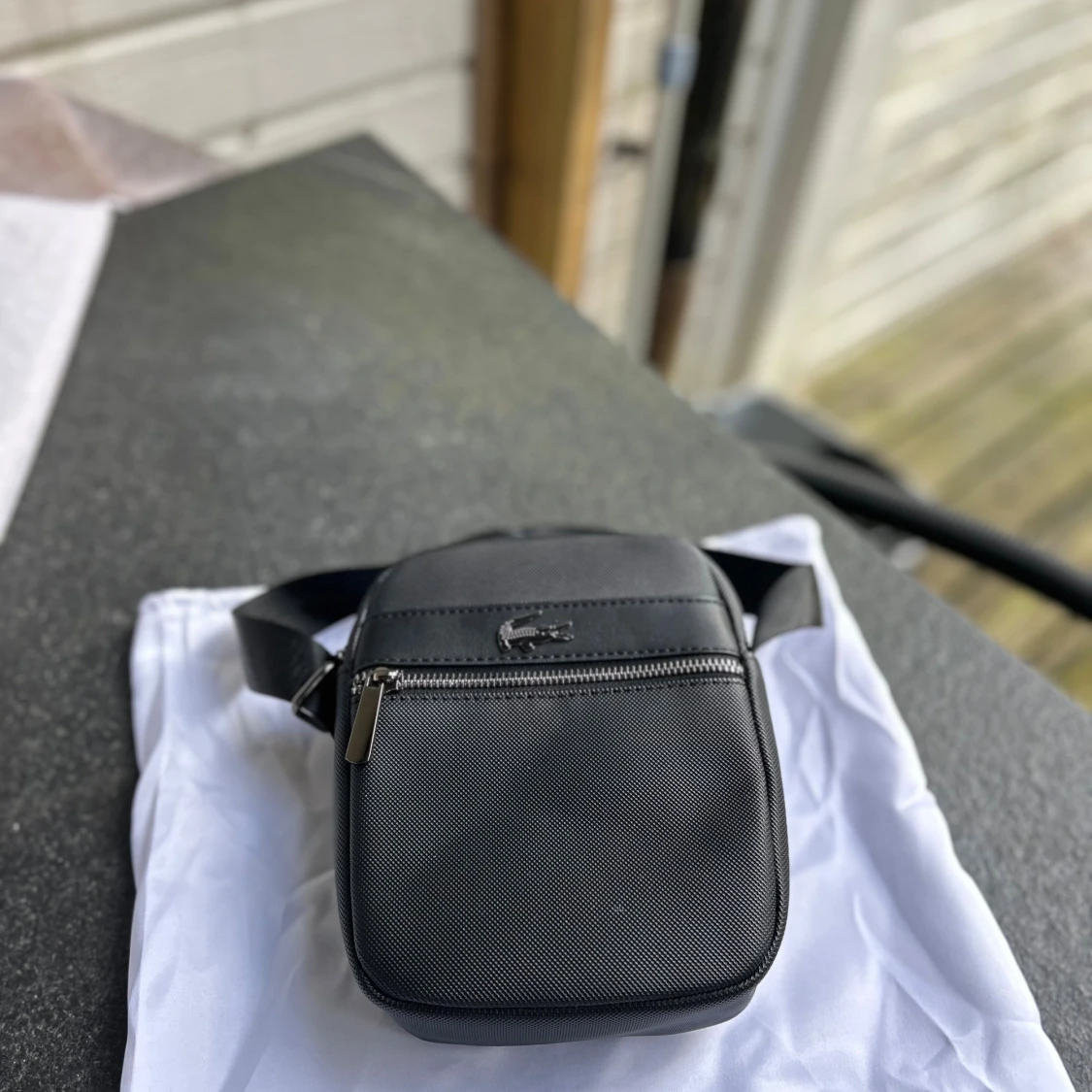 Svart axelväska från Lacoste - 2