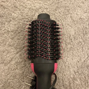 Revlon One-Step Hair Dryer & Volumizer - Revlon One-Step Hair Dryer & Volumizer i fint skick. Kombinerar hårborste och fön i ett för snabb och enkel styling. Flera värmelägen, ergonomiskt handtag och kraftfull motor. Synligt rent och utan större slitage. Perfekt för att skapa volym och glans. Köpt in för 550 kr