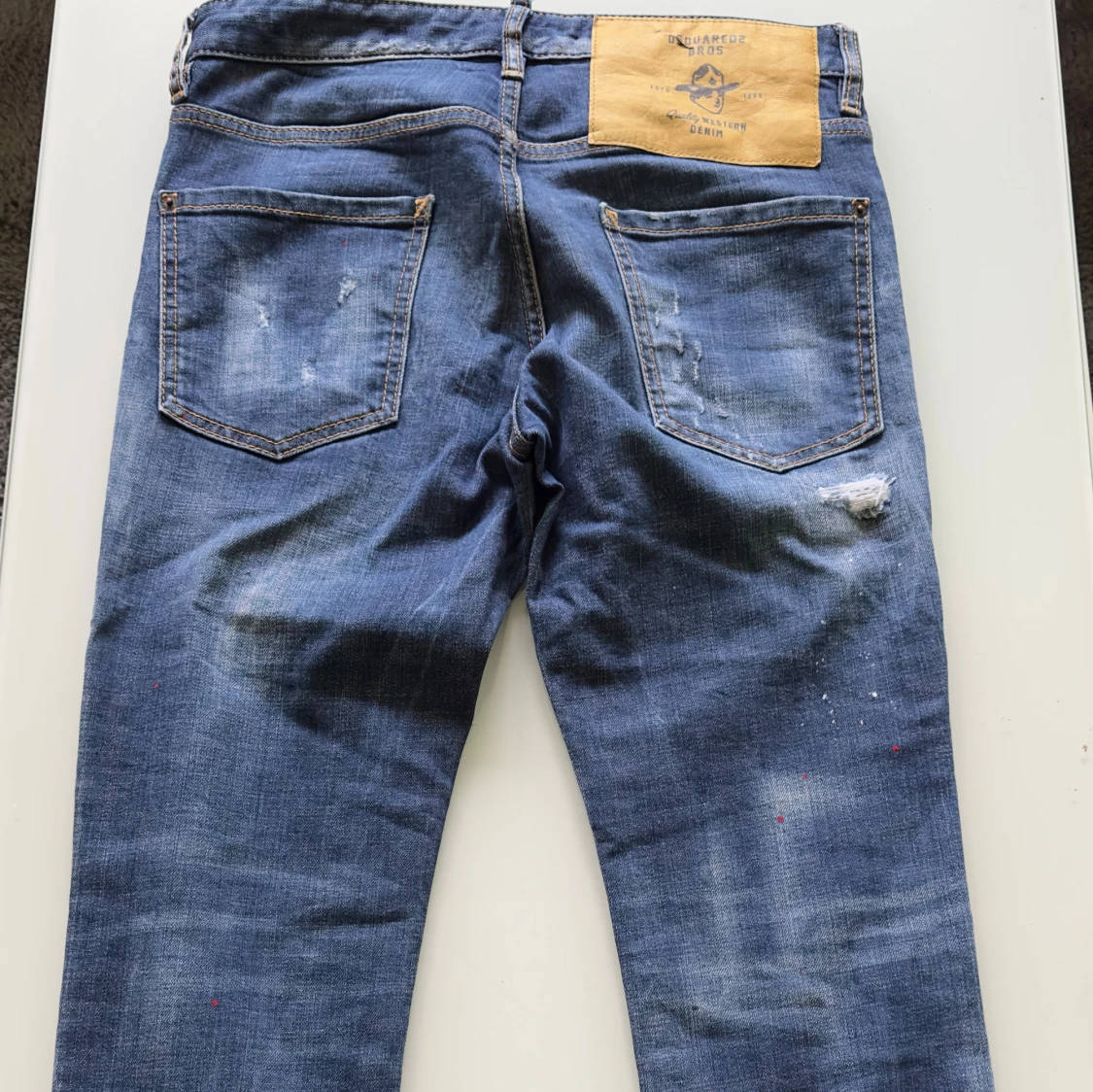 Dsquared2 blå slitna jeans med patch