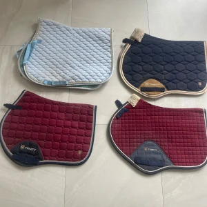 Billiga schabrak  - Tre Trinity schabrak säljes och ett utan märke! Trinity schabraken i storlek ponny, Ljusblåa schabraket i storlek full!                     50 kr styck!                                                     150 kr för alla!                                                  Står ej för frakt!