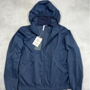 Woolrich windbreaker jacket - – Condition: 10/10 - brand new with tags  – Retail price: 3500 + SEK  The model is 185 cm tall