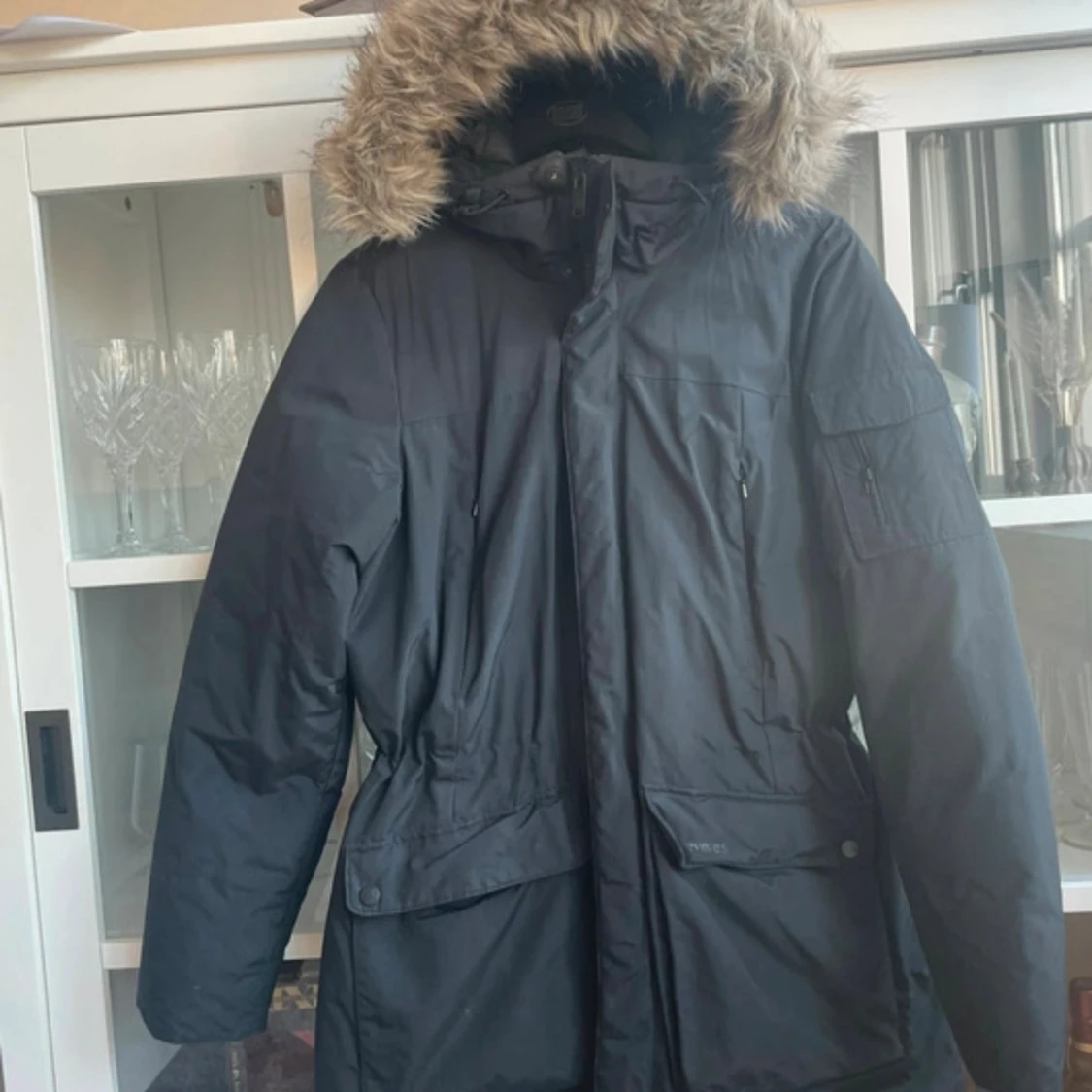 Svart parkasjacka med fuskpäls från Everest