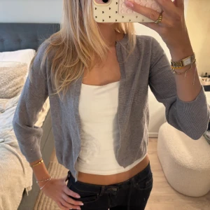 Grå kofta med prickigt mönster - Säljer en grå kofta med diskret prickigt mönster och trekvartsärm