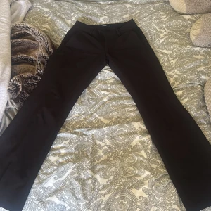 Svarta bootcut kostymbyxor BikBok - Svarta kostymbyxor från BikBok i storlek 34. Byxorna har bootcut-modell med lätt utsvängda ben och klassisk midja. Snygg passform och stilren look, perfekta till en trendig outfit. Säljer pga att dom har blivit försmå!!!!!
