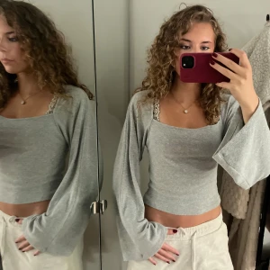 Grå tröja visa ärmar - Croppad tröja med vida ärmar