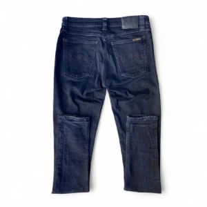  Nudie Jeans33/32 - Snygga mörkblå jeans från Nudie Jeans Co med klassisk femficksdesign och raka ben. Jeansen har coola detaljer med extra sömmar och fickor på baksidan av benen. Tillverkade i stretchig denim för skön passform.prisert kan diskuteras 