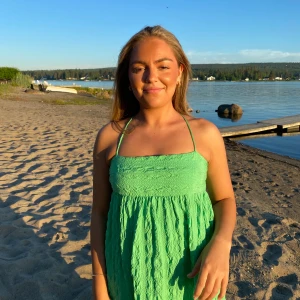 Grön långklänning med smala axelband - Säljer en superfin grön långklänning från zara. Älskar passformen och materialet är så skönt. 