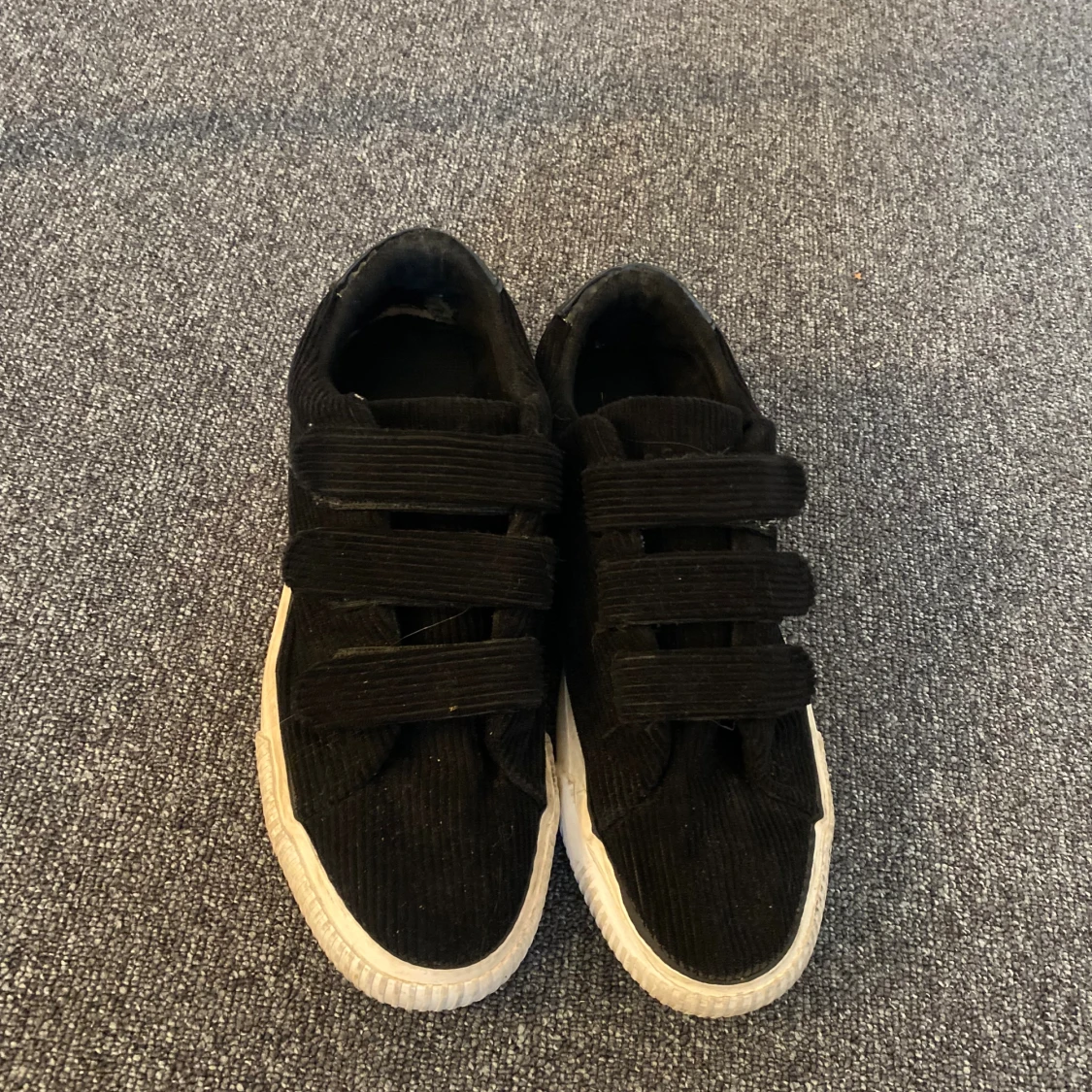 Svarta basic skor - 1