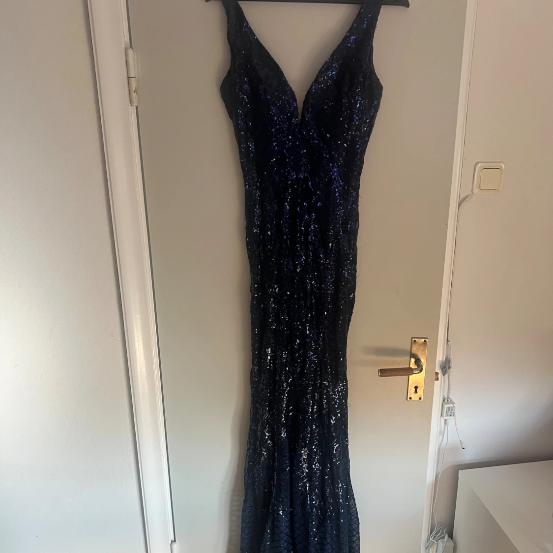 Marinblå glittrig långklänning - 3
