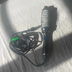 Björn Axén Tools OBH Nordica Varmluftsborste - Professionell varmluftsborste från Björn Axén Tools och OBH Nordica. Keramisk och turmalinbelagd borste för skonsam styling. Produkten är i gott skick, inga synliga defekter eller slitage. Perfekt för att skapa volym och glans i håret. Har tyvärr inte kvar lådan💗