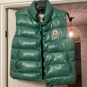 Grön dunväst från Moncler - Moncler tib i storlek 3/M , finns tecken på användning & cartoon är borta. 