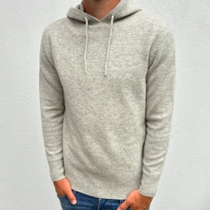Kashmir/Merino hoodie - Ljusgrå Kashmir/Merino hoodie | Storlek S | Modellen är 177cm lång | Endast testad, därför toppskick utan defekter | Hör av dig vid frågor🌟