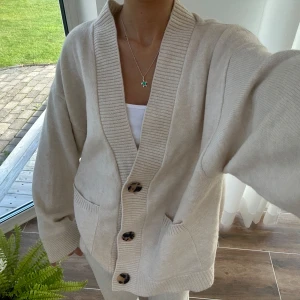 Mjuk stickad cardigan  - En mjukt stickad cardigan från H&M i storlek S. Kan upplevas större i storlek pga oversized fit. Tröjan bedöms vara i mycket fint/oanvänt skick. Jag skickar ditt köp inom 24h. 