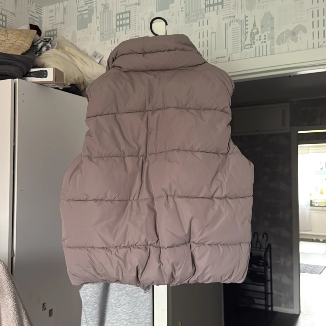 Beige dunväst från 157, storlek M