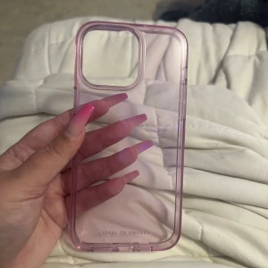 iPhone 14 Pro Max - Rosa genomskinligt skal till iPhone 14 Pro Max från ideal of sweden, aldrig använt helt nytt, inga defekter